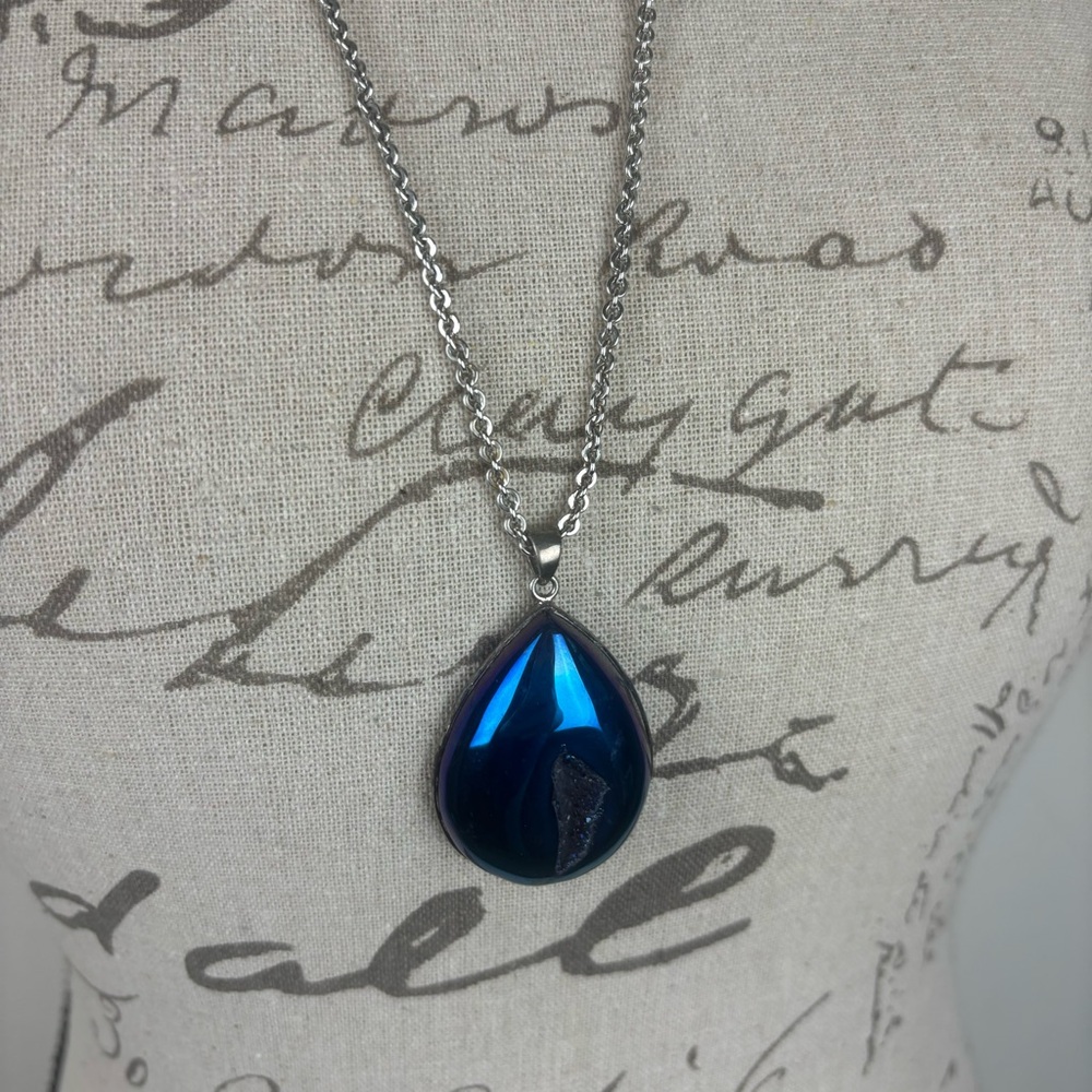 Double- sided Agate silver-tone necklace in teardrop/pear shaped.